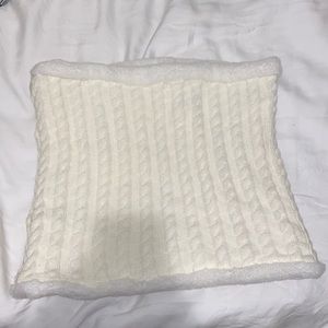 Fuzzy reversible neck wrap.